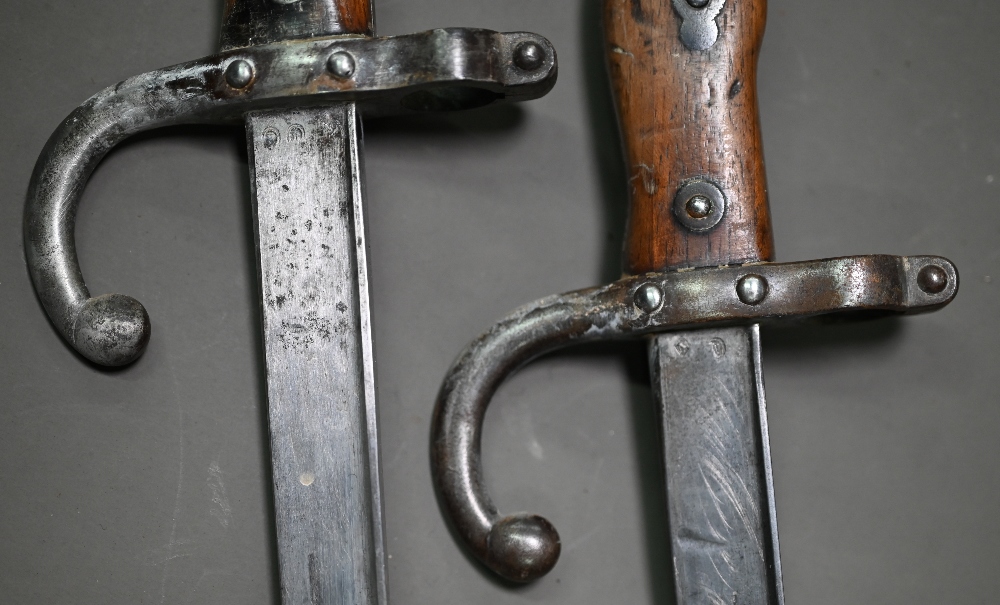 Two 19th century French sabre bayonets, with 57 cm steel blades, dated 1880 (no scabbards) (2) - Image 3 of 5