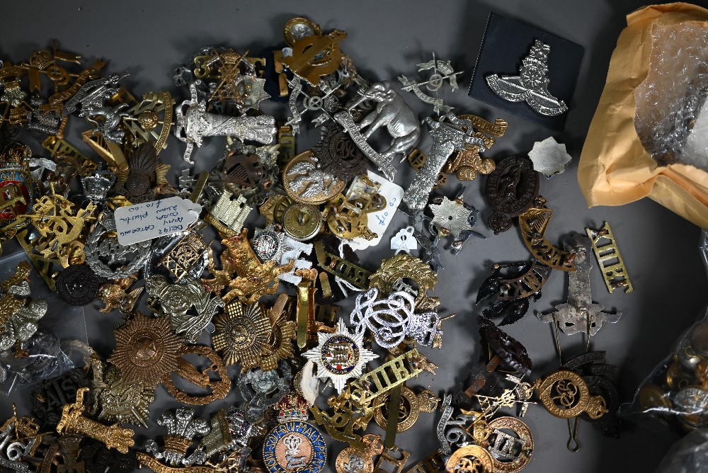 A quantity of assorted military cap badges and insignia, mostly British and to/with assorted tunic - Image 4 of 7