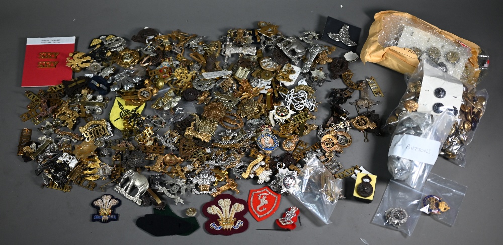 A quantity of assorted military cap badges and insignia, mostly British and to/with assorted tunic - Image 2 of 7