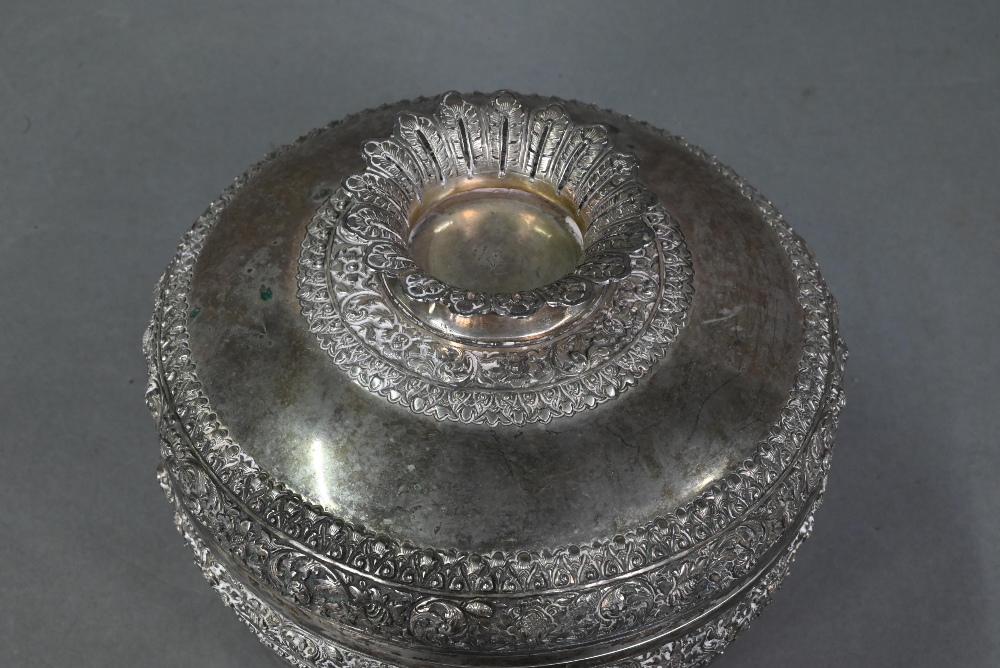 A South East Asian silver stem bowl and cover with lotus bud finial, profusely embossed and engraved - Image 9 of 10
