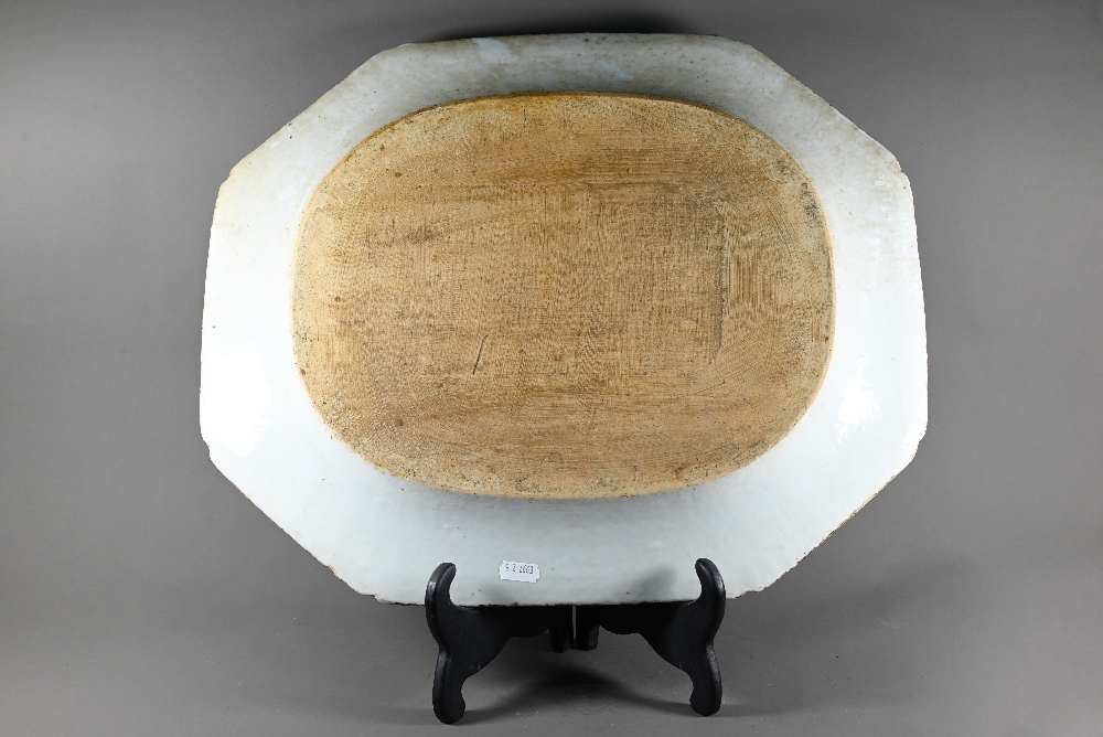 An 18th century Chinese blue and white platter of lobed octagonal form, painted with figures in - Image 8 of 13