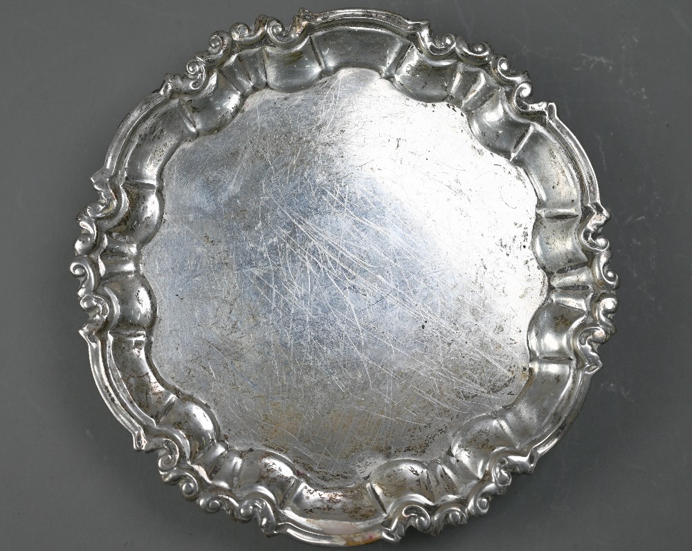 A Victorian silver card salver in the Georgian taste, with moulded rim and three scroll feet, - Image 4 of 4