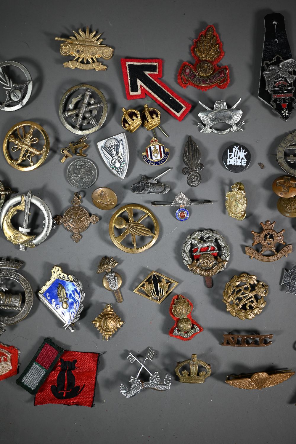 A quantity of assorted world military cap badges, insignia and tunic buttons incl. Belgium, Dutch, - Image 3 of 4