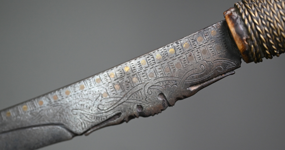 A Dyak sword, Mandu, the blade with brass inlay and pierced decoration to edge, the carved bone hilt - Image 4 of 11