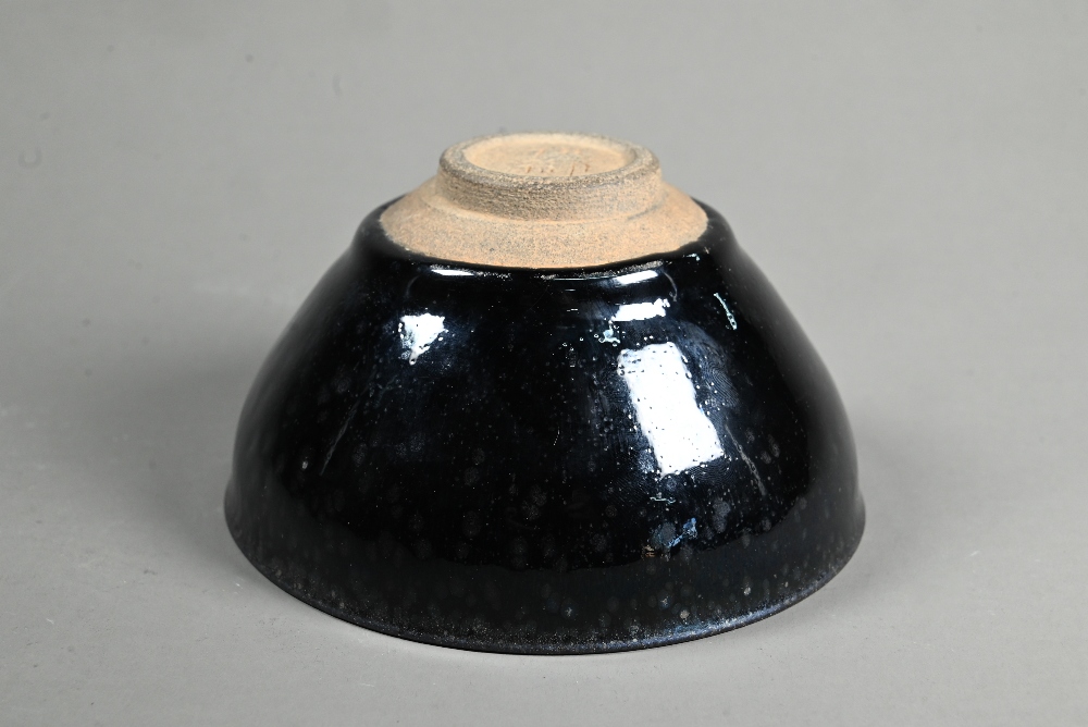 A Chinese Jianyao 'oil spot' bowl in the Song Dynasty style, covered in a thick unctuous black glaze - Image 6 of 6