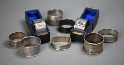 Pair of cased silver napkin rings, Birmingham 1922, to/w seven other silver napkin rings (9), 5.3oz