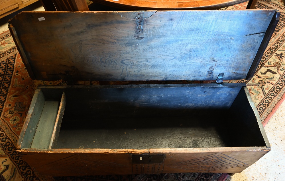 An antique elm six-plank coffer with carved front panel 102c m w x 35 cm d x 40 cm h - Image 3 of 4