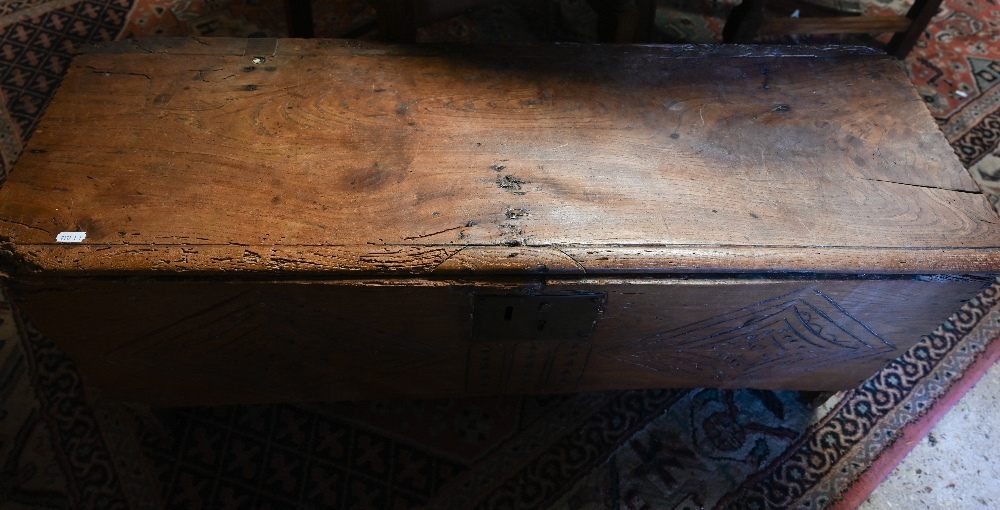 An antique elm six-plank coffer with carved front panel 102c m w x 35 cm d x 40 cm h - Image 2 of 4