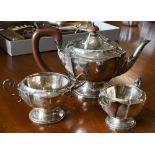 A silver three-piece bachelor's tea service on stemmed bases, Birmingham 1926/27, 19oz gross