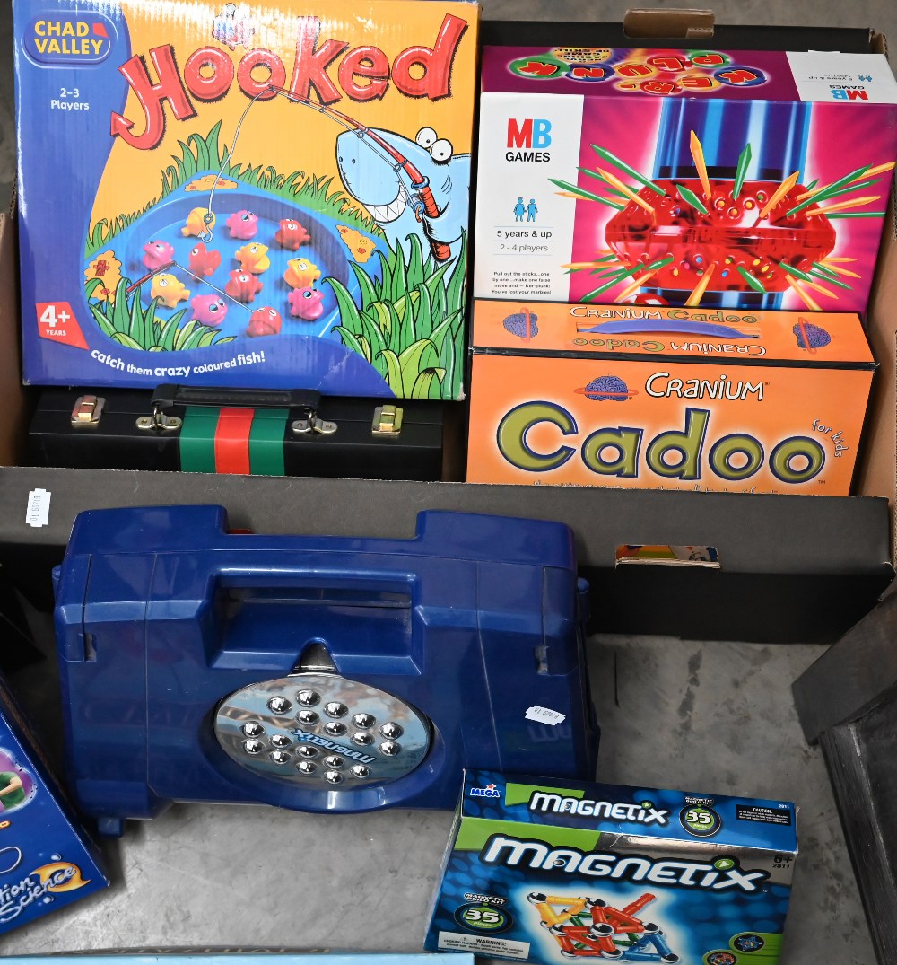 A boxed Edu-Science Die Cast Microscope Lab, to/w various boxed Magnetics and electronic games, - Image 2 of 4