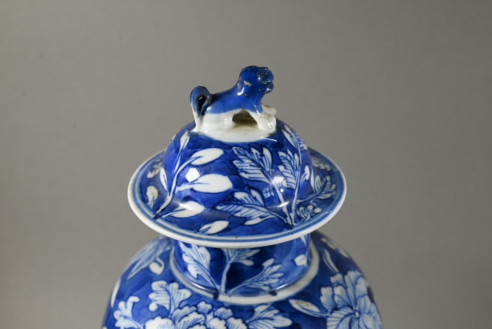 A pair of 19th century Chinese blue and white vases with domed covers surmounted by guardian lion - Image 10 of 12