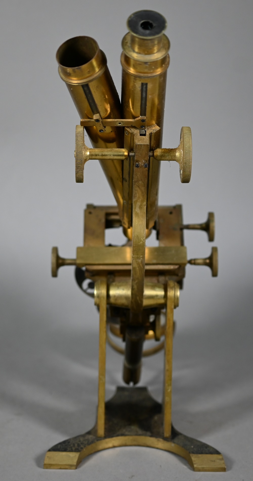 An antique brass binocular microscope by Henry Crouch, London Wall, no 461, in fitted mahogany - Image 14 of 15