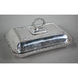 An Edwardian heavy quality silver entrée dish and cover with detachable handle and gadrooned rims,