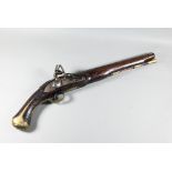 A Georgian flintlock pistol with 30 cm barrel, brass-mounted walnut fullstock (unnamed), 49 cm o/a