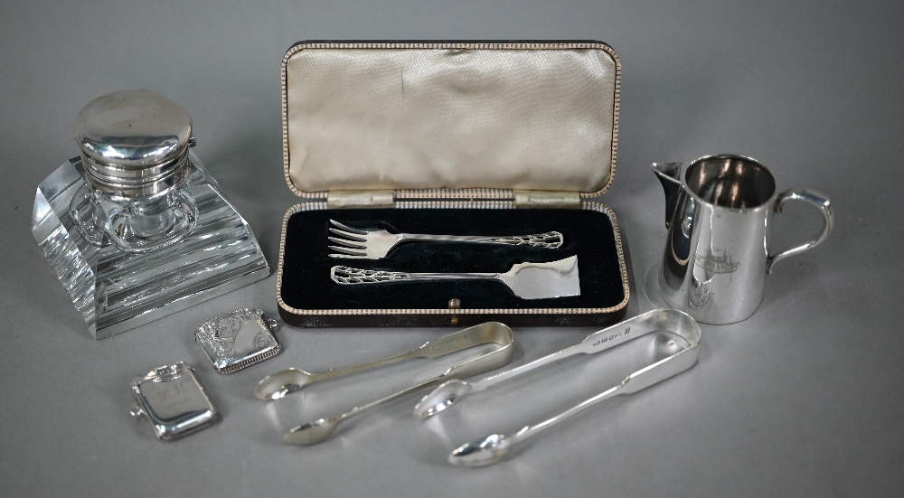 Two silver vesta cases, Birmingham 1905/18, to/w an Art Deco cased pair of sardine servers with