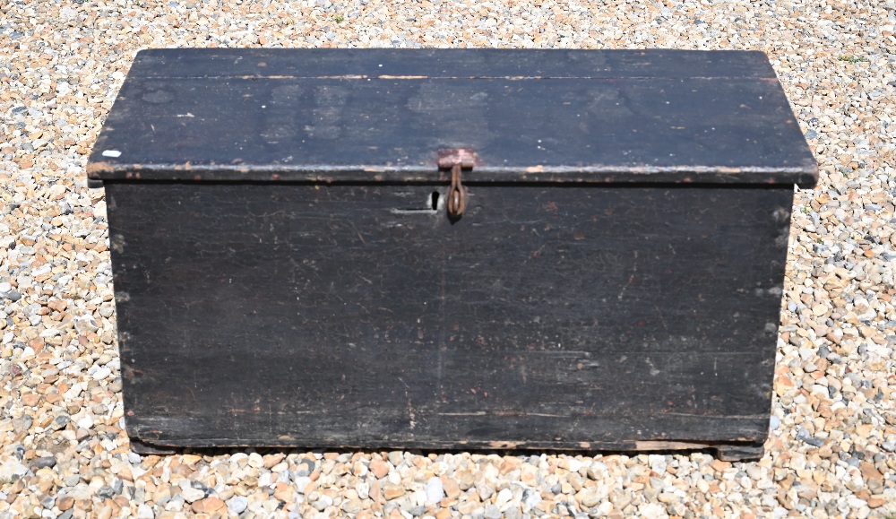 An old painted pine blanket box, 99 cm x 43 cm x 47 cm - Image 3 of 3