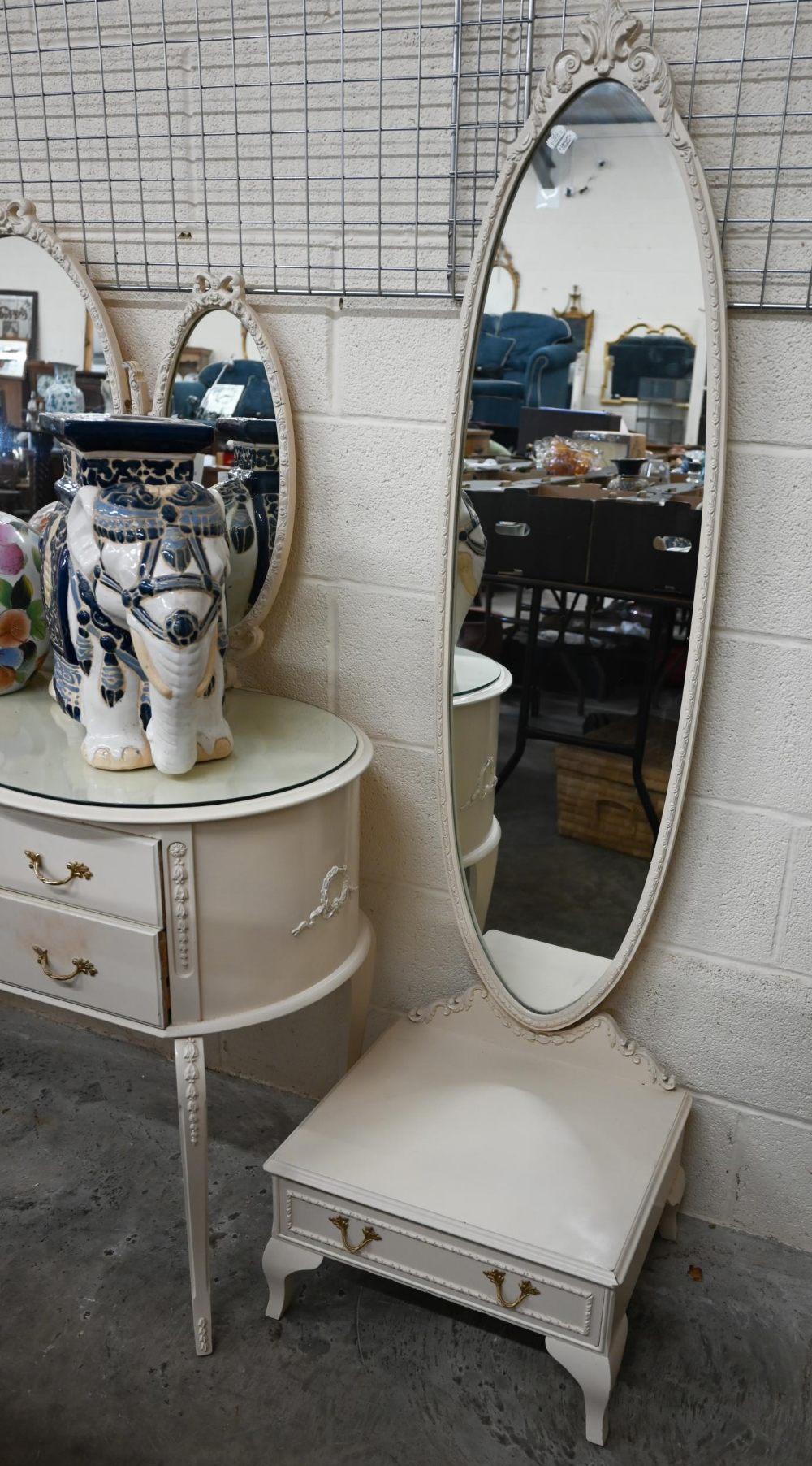 A cream paint finished Italian-style mirror-backed kidney shaped dressing table by Fairyland to/w - Image 3 of 4