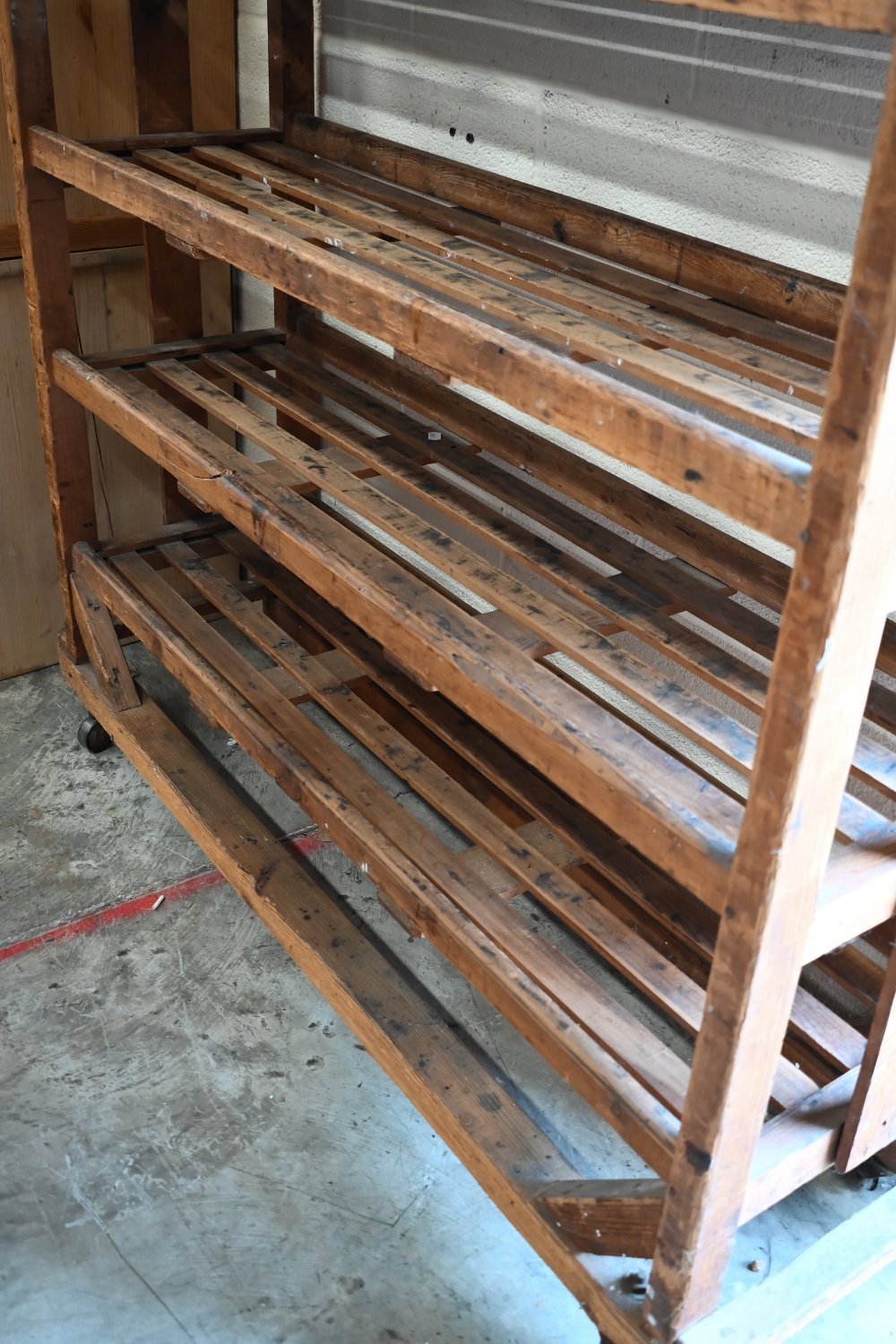 Vintage pine ceramics studio drying rack with five open slatted shelves, on metal casters, 120 cm - Image 3 of 3