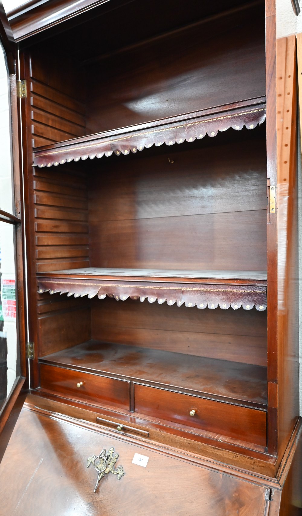 A Georgian mahogany fall front bureau with five drawers and associated glazed bookcase top - Image 6 of 7