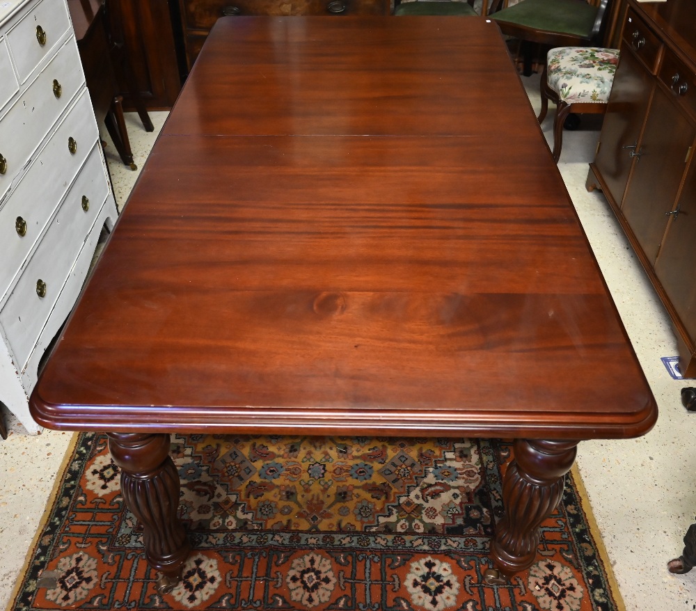 A Regency style mahogany extending dining table with single wide leaf raised on bobbin reeded turned - Image 2 of 4