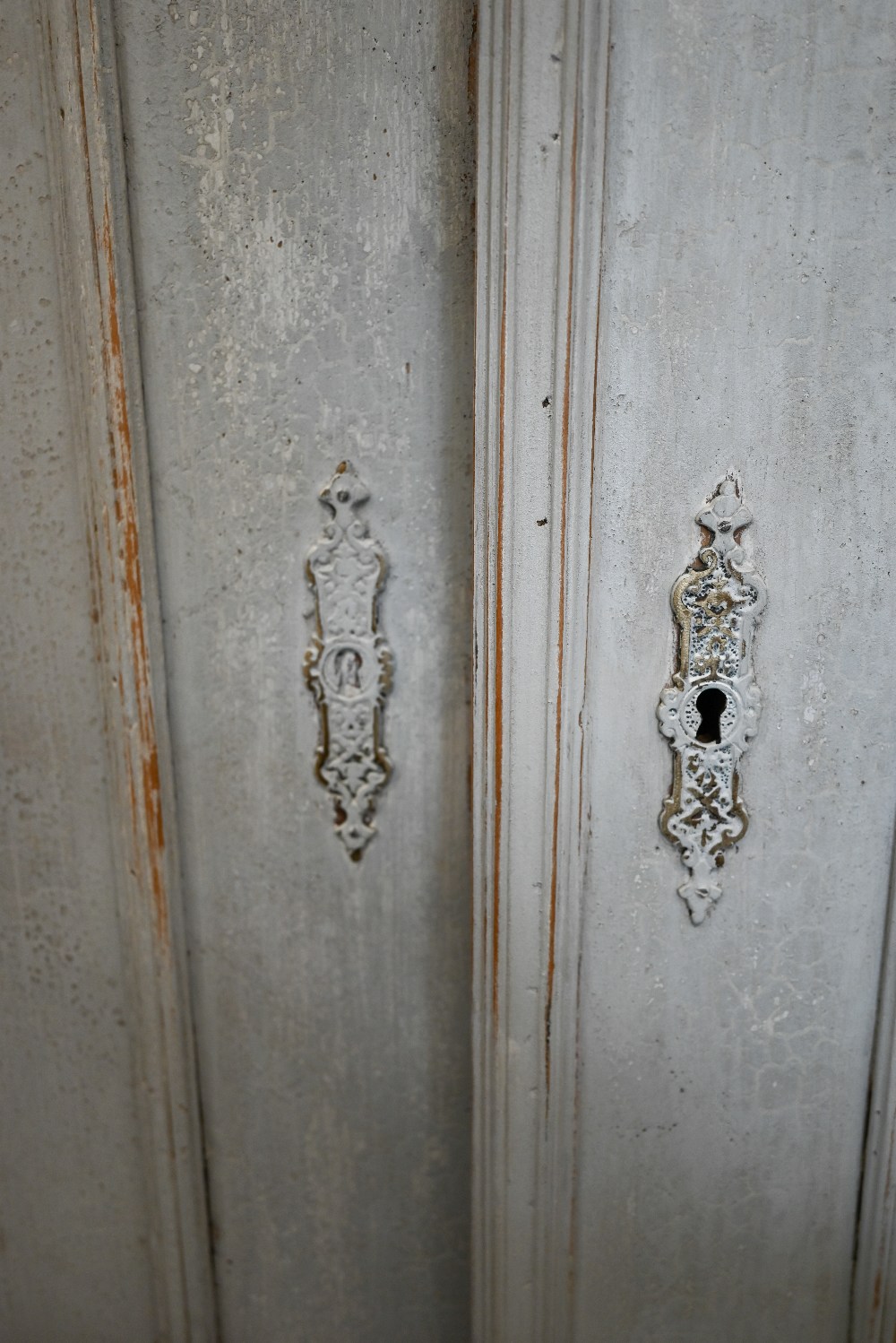 An antique French pine armoire, in distressed duck-egg/grey painted finish , 146 cm wide x 55 cm - Image 5 of 5