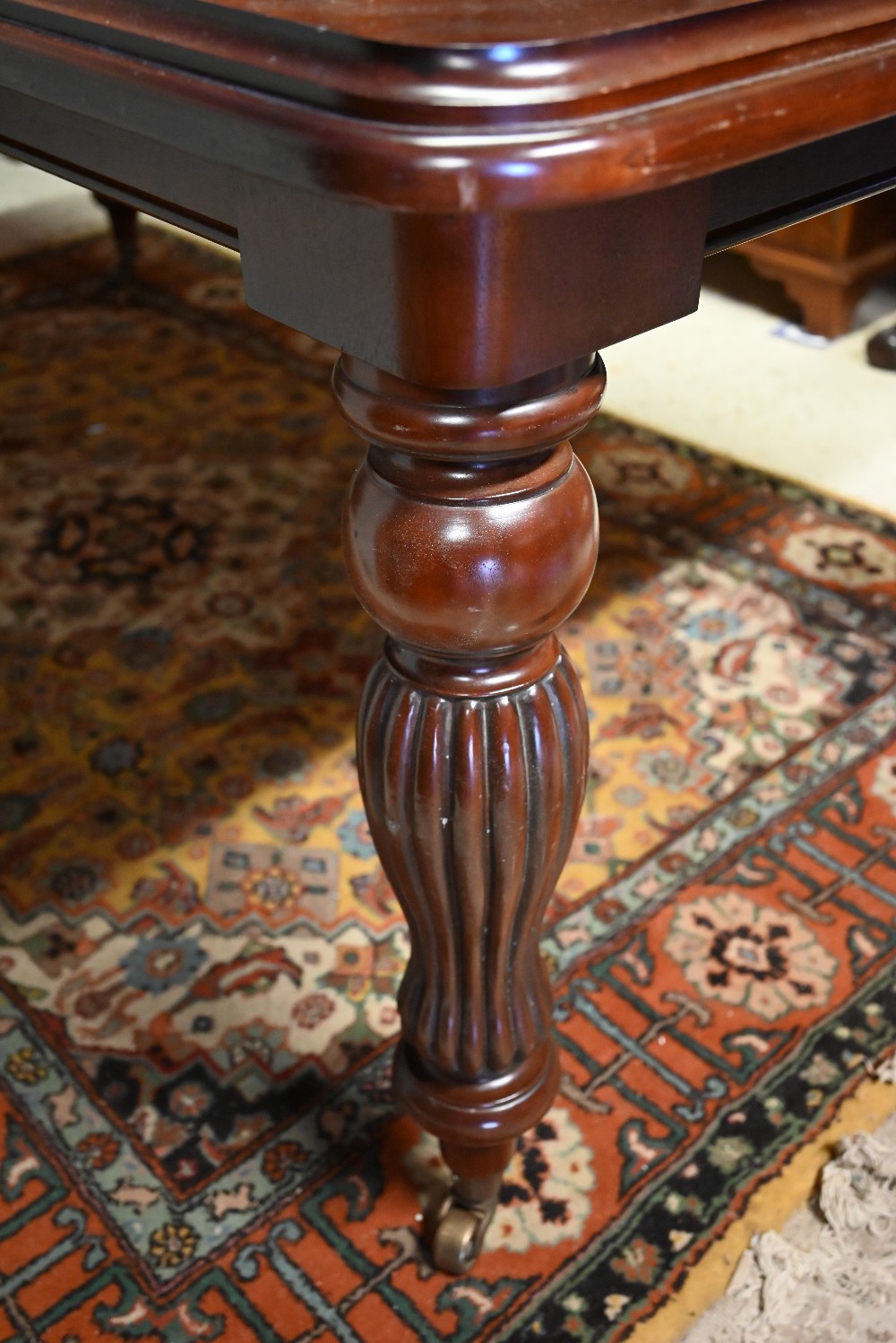 A Regency style mahogany extending dining table with single wide leaf raised on bobbin reeded turned - Image 3 of 4