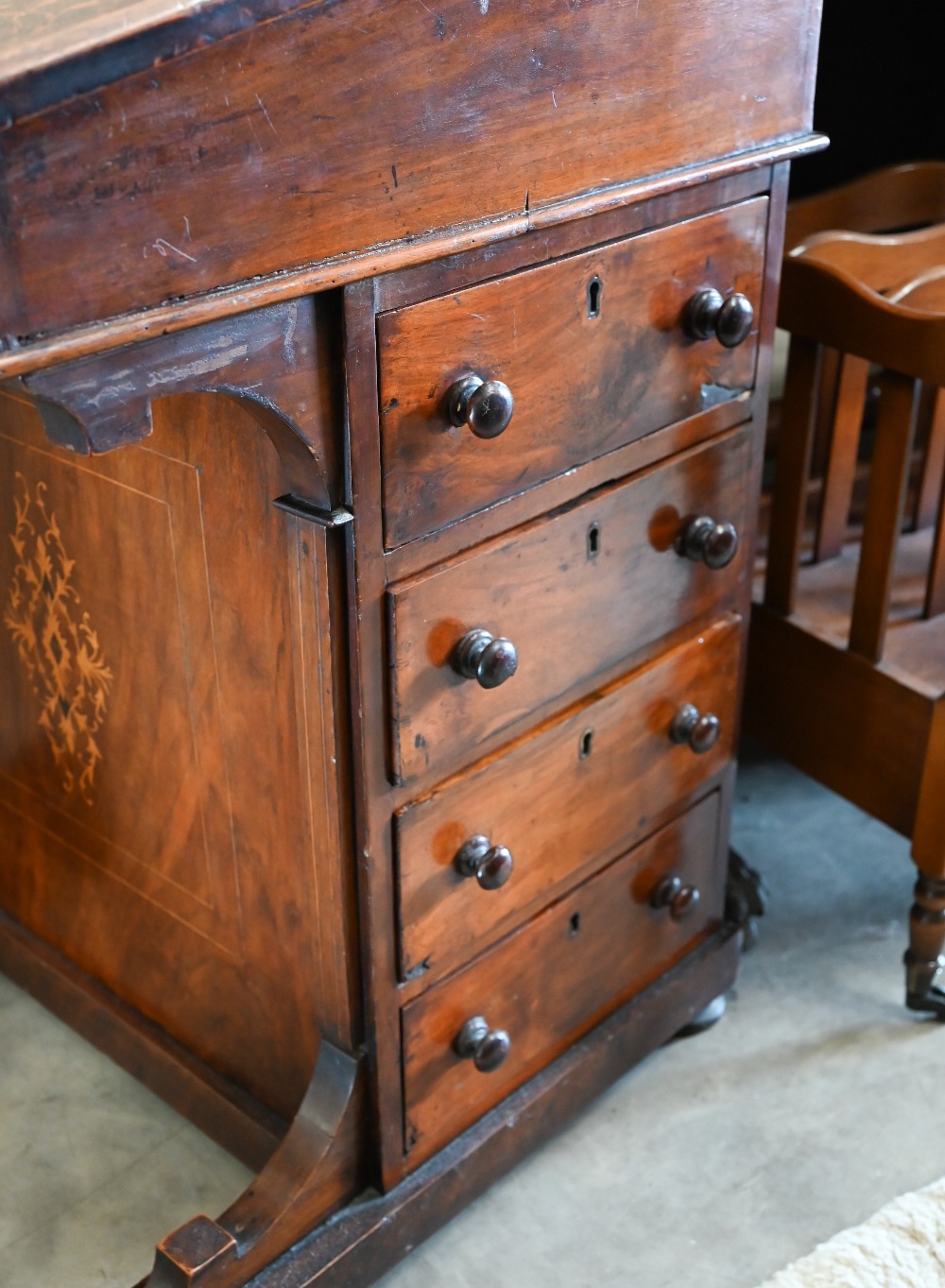 A Victorian walnut inlaid Davenport with hinged sloping top, stationery box and 4 side drawers, 54 x - Image 2 of 4