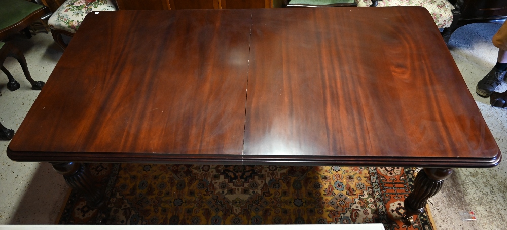 A Regency style mahogany extending dining table with single wide leaf raised on bobbin reeded turned - Image 4 of 4