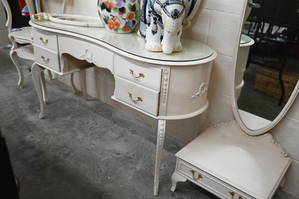 A cream paint finished Italian-style mirror-backed kidney shaped dressing table by Fairyland to/w - Image 4 of 4