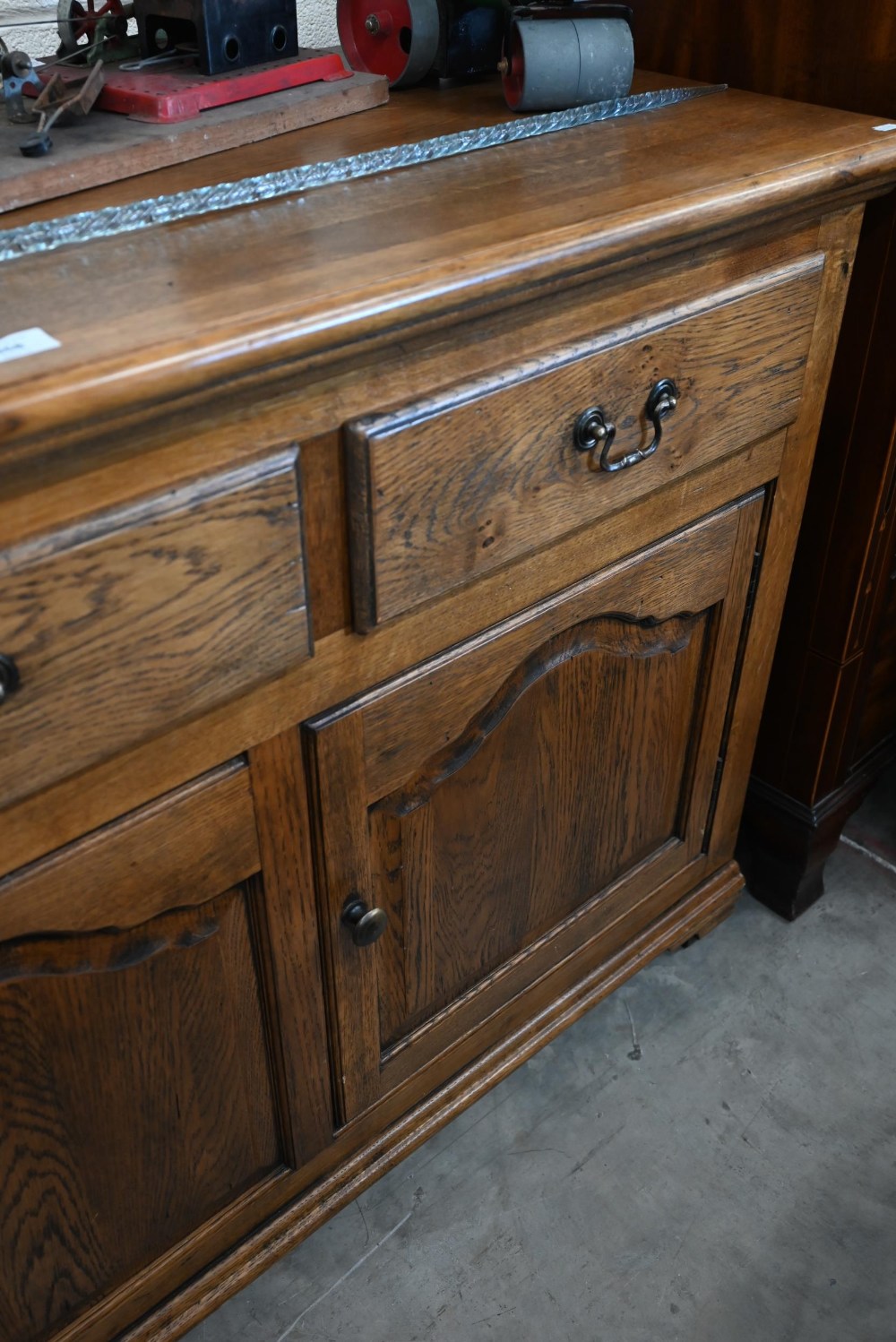 A good quality modern oak sideboard with three drawers over panelled cupboards standing on bracket - Image 3 of 3