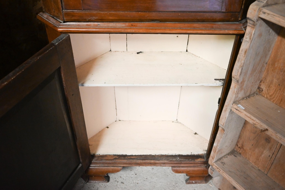An antique mahogany part glazed floor standing corner cabinet - Image 3 of 3