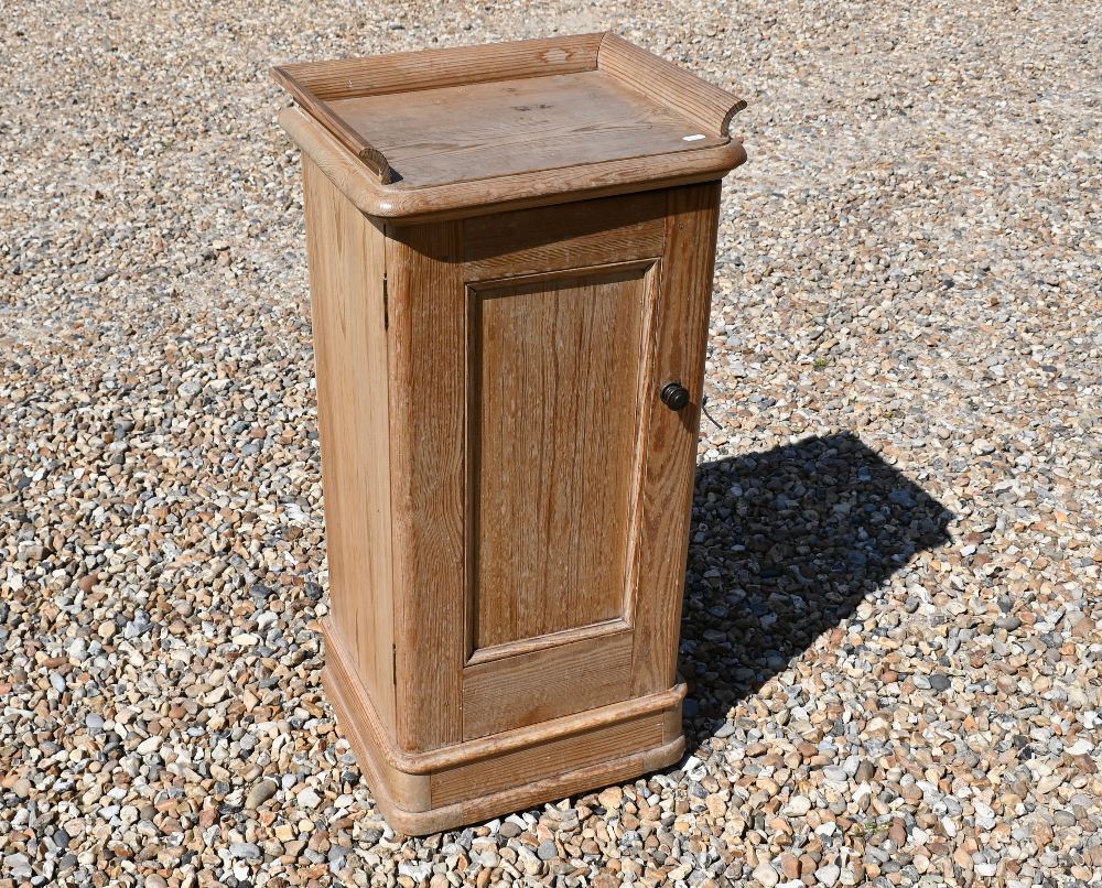 Two (non-matching) antique bedside cabinets with panelled doors, 36 x 34 x 70 cm high and 44 x 35 - Image 2 of 4