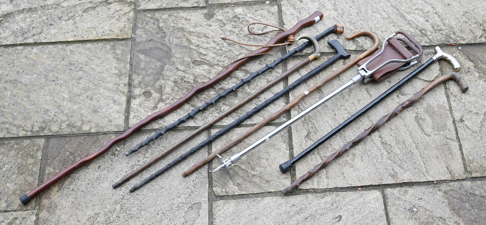 A shooting stick and bundle of walking sticks - Image 2 of 2