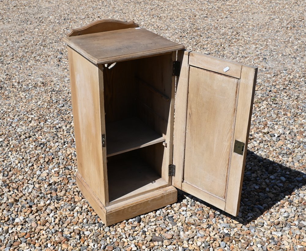 Two (non-matching) antique bedside cabinets with panelled doors, 36 x 34 x 70 cm high and 44 x 35 - Image 3 of 4