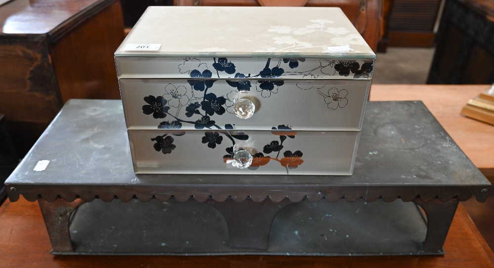 A mirrored jewellery casket with hinged top and lower draer, 28 cm to/w a copper hot-plate (2)