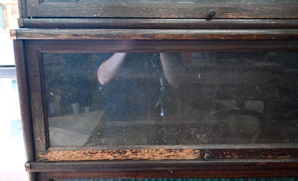 An early 20th century oak Globe Wernicke five-tier sectional bookcase, 88 cm wide x 36 cm deep x 194 - Image 2 of 5