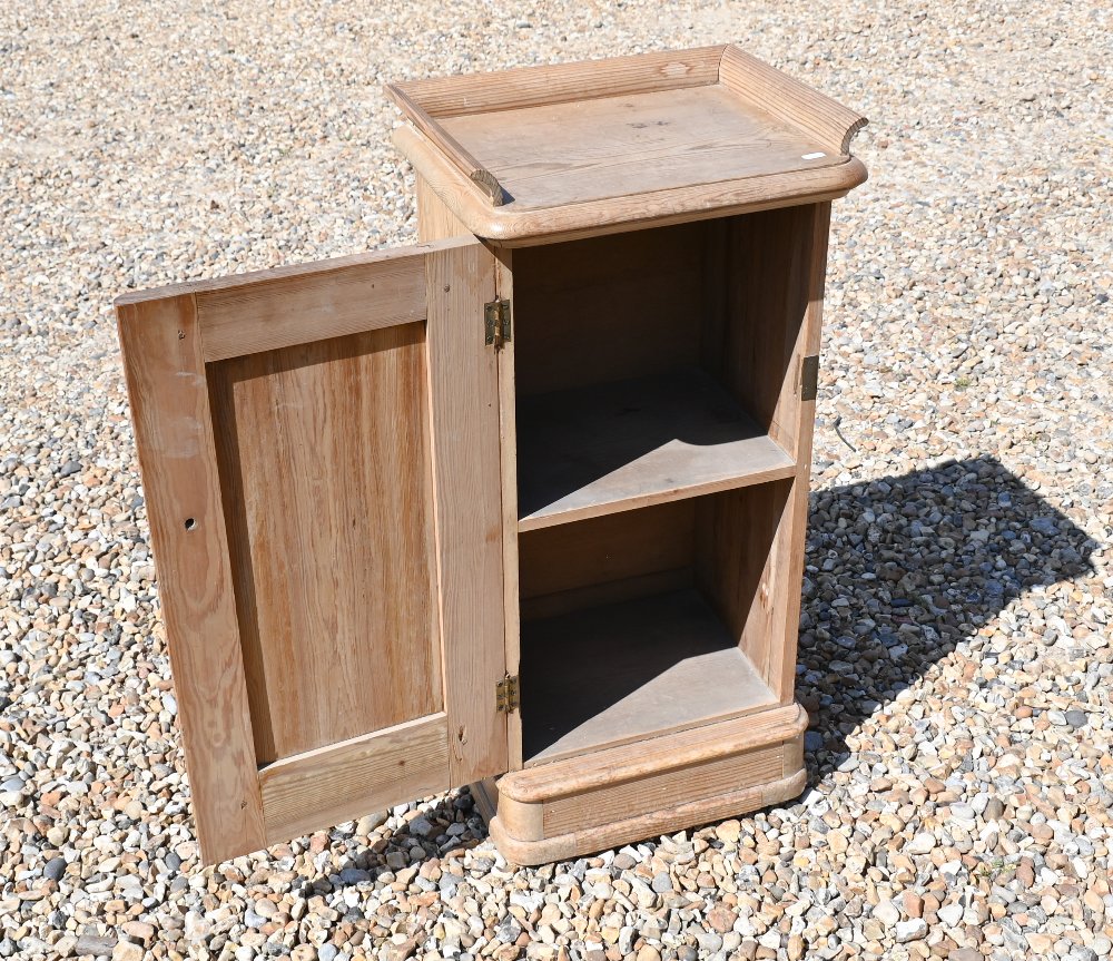 Two (non-matching) antique bedside cabinets with panelled doors, 36 x 34 x 70 cm high and 44 x 35 - Image 4 of 4