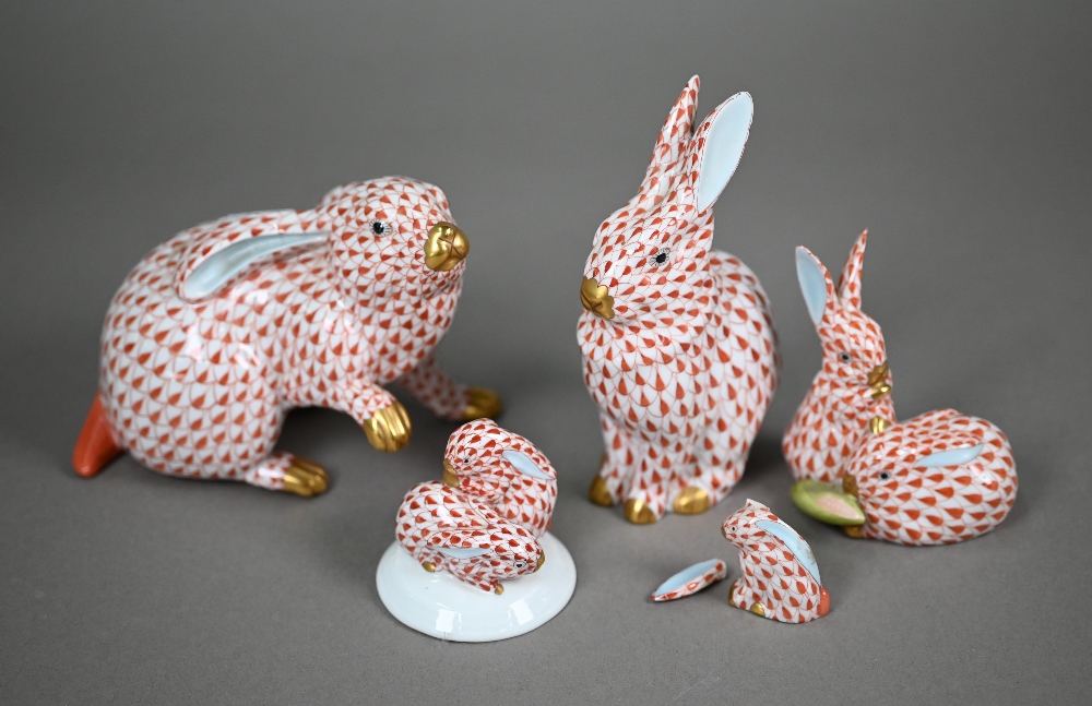 Two Herend (Hungary) red scale rabbits, 11 x 13 cm /14 cm high to/w two small groups of two - Image 2 of 6