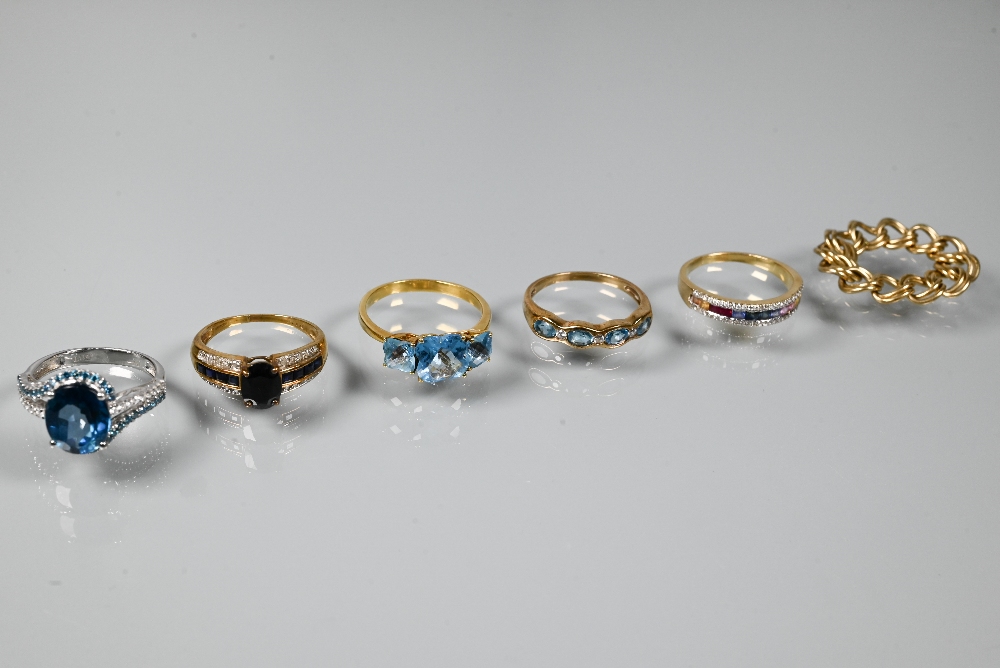 Five various rings, three set blue topaz, one channel set with coloured sapphires, one dark blue - Image 2 of 11