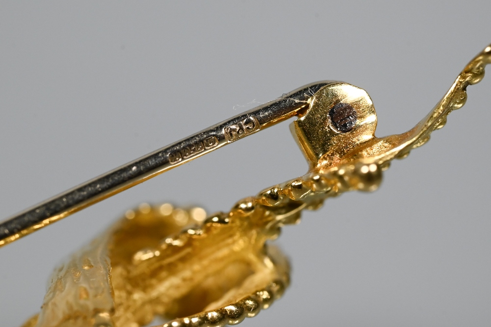 A yellow metal brooch in the form of a loose-knotted ribbon, stamped 750, approx 5.2g 4 cm long - Image 6 of 6