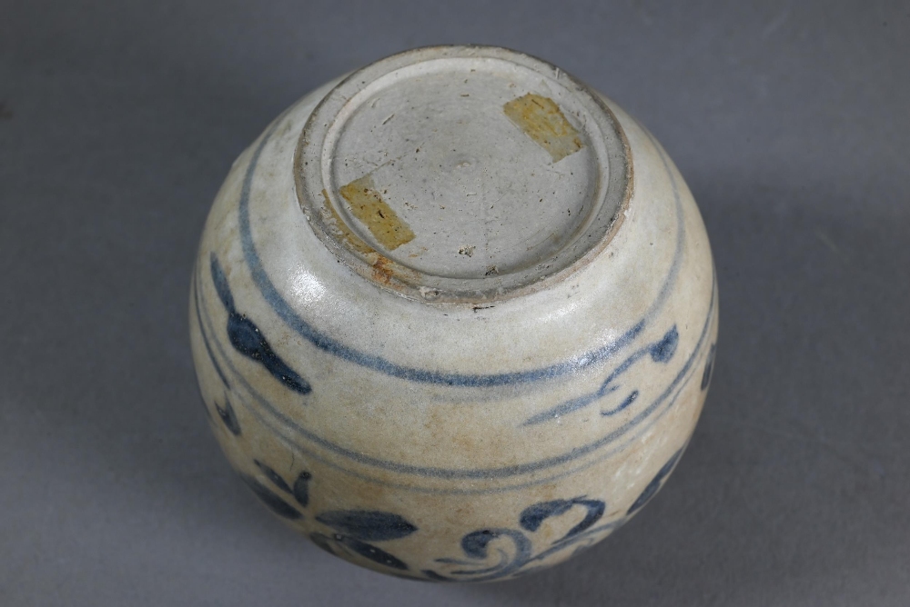 A 15th/16th century Thai Sawankhalok lime box and cover with moulded finial and freely painted - Image 17 of 17