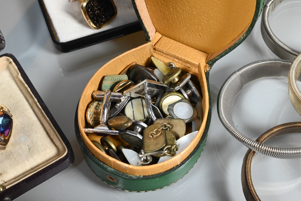 Gentleman's accoutrements including studs, cufflinks, buttons, shirt cuffs to/w various cigarette - Image 4 of 6