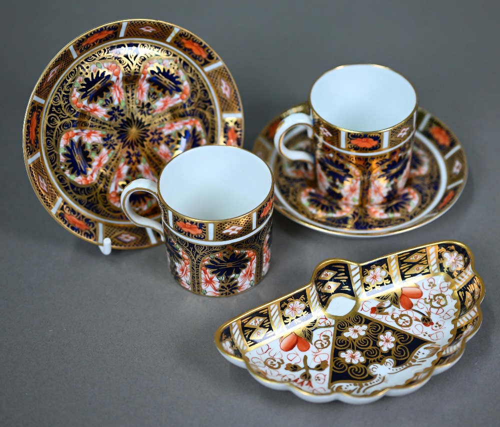 A set of six Royal Crown Derby Imari pattern coffee cans and saucers, 1917, to/w a 22 cm plate 197 - Image 4 of 8