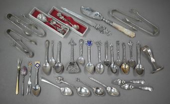A selection of silver teaspoons and souvenir spoons, tongs and other flatware, 9.3oz, to/w various