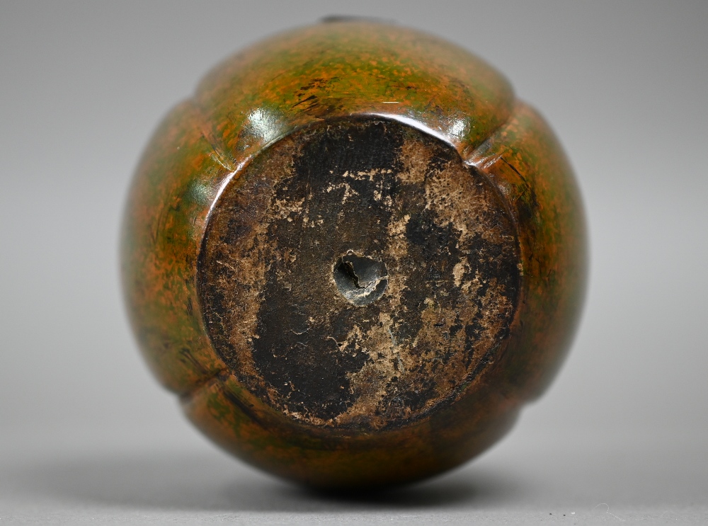 A turned and carved wood tea caddy in the form of a melon, 12.5 cm high - Image 4 of 5