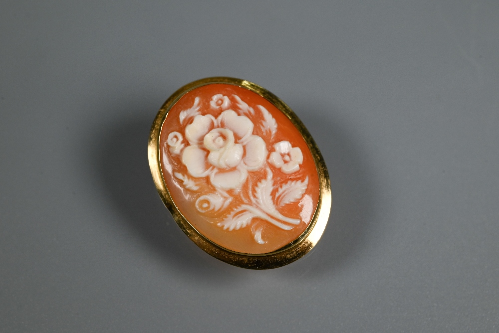 A Victorian jet mourning brooch, an oval cameo brooch featuring floral spray and a loose opal (3) - Image 8 of 10