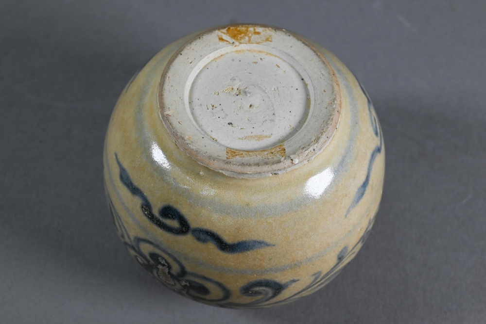 A 15th/16th century Thai Sawankhalok lime box and cover with moulded finial and freely painted - Image 14 of 17