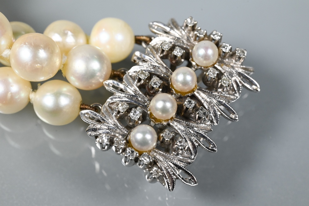 A pearl bracelet, the three-rows of cultured pearls knotted throughout onto fancy white metal set - Image 3 of 5