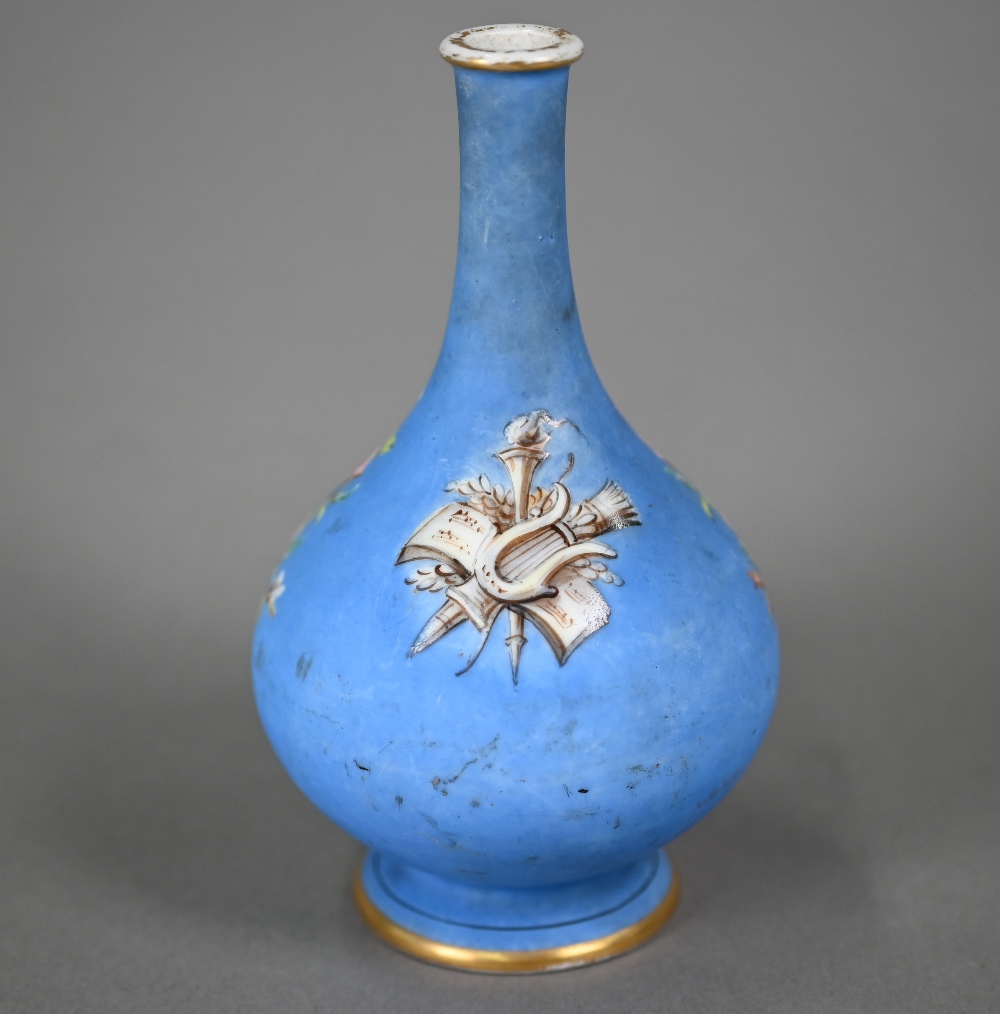 An early 19th century French porcelain onion-shaped flask, the gilt reserves painted en grisaille - Image 5 of 6