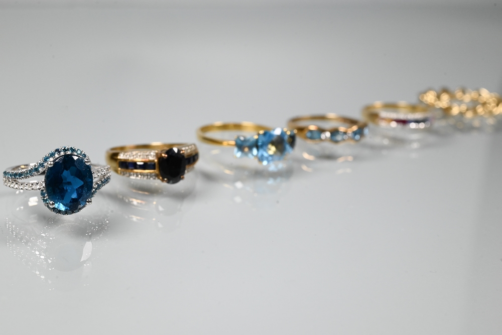 Five various rings, three set blue topaz, one channel set with coloured sapphires, one dark blue - Image 4 of 11